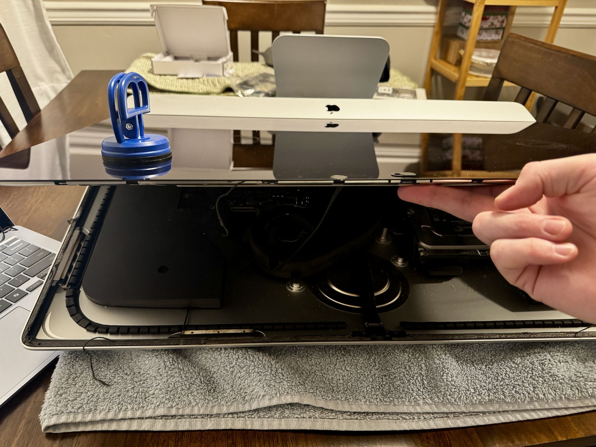 Removing iMac screen